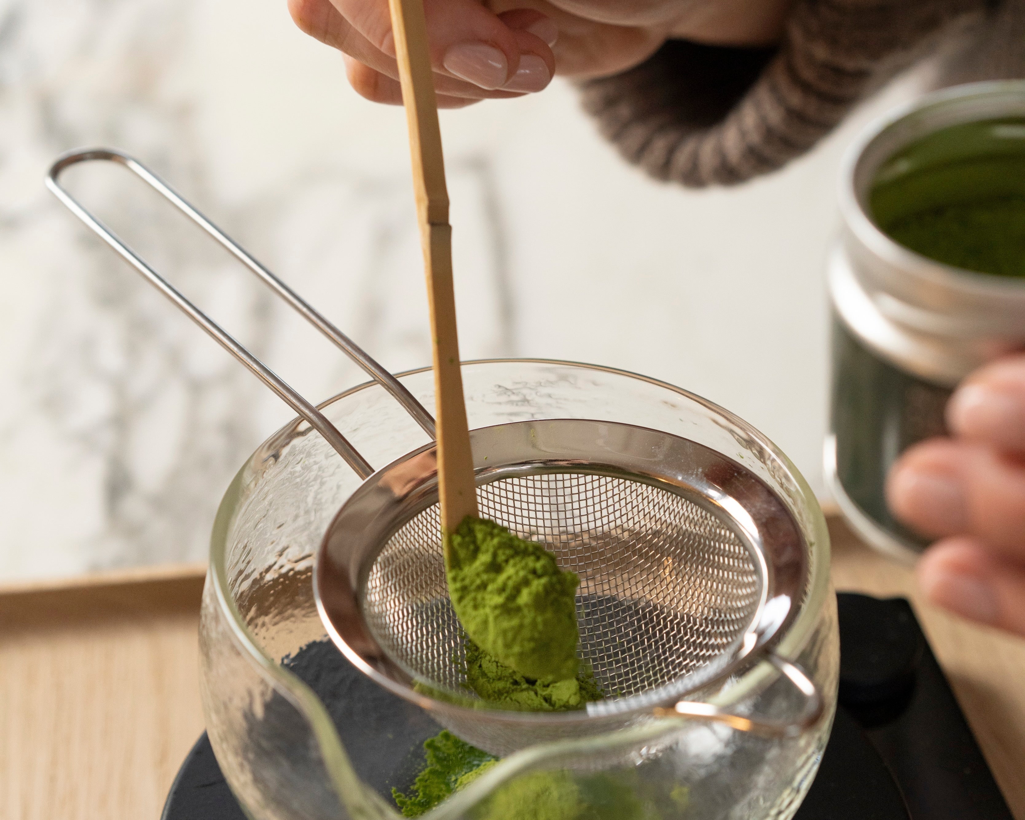 Essentielle redskaber til at lave matcha – og hvorfor de gør en forskel